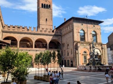 piazza maggiore in bologna italy