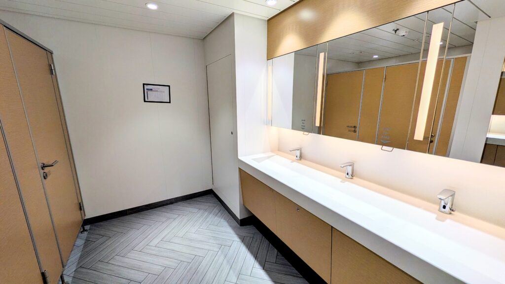 One of the spotless men's toilets in Couchette Plus